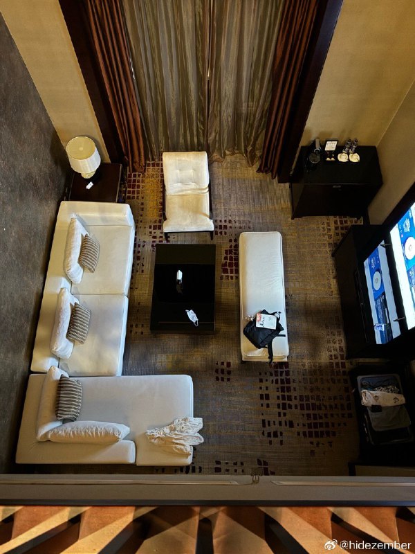 上下层复式的套房，一个人住，🌳睡过去了听不到我的吐槽via Weibo上下层复式的套房，一个人住，🌳睡过去了听不到我的吐槽via Weibo