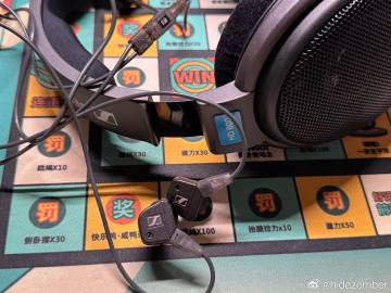 Airpods pro有个耳机贴合度测试，今天心血来潮测试了一下，结果说我左耳不贴合要更换耳塞胶圈，从S一路换到最大号L才说可以了，也就是我左耳孔比右耳大两个Size？！想起几年前用IE8觉得右耳声音总比左耳大，怀疑自己耳朵出问题了，去耳鼻喉医院检查一切正常，结论是耳机坏了…哦，一切都对上了！重新用起来的IE8，换了大一号的胶圈，以及新拥有的听古典和OST专用上班工具（还要上班好苦#一些碎碎念的日常#via Weibo