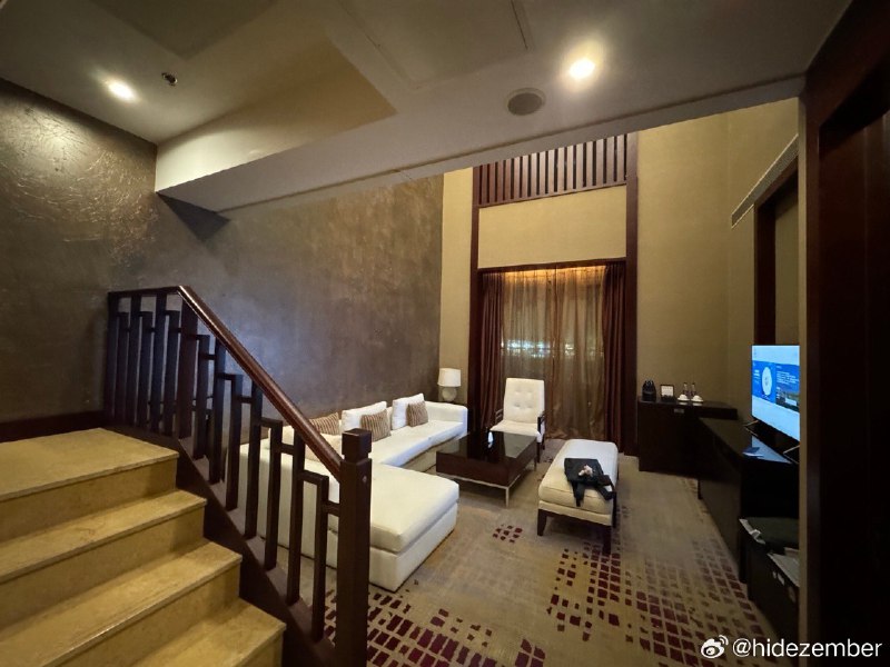 上下层复式的套房，一个人住，🌳睡过去了听不到我的吐槽via Weibo上下层复式的套房，一个人住，🌳睡过去了听不到我的吐槽via Weibo