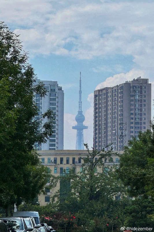 住院区有个小花园，住院楼是后来新盖的，但花园的凉亭除了刷漆本体应该是原来的