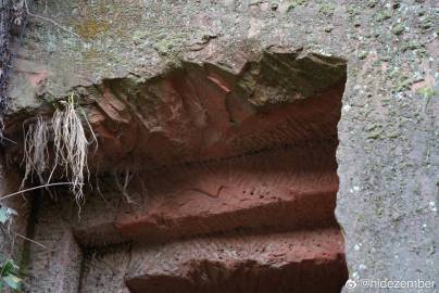 东汉崖墓，宜宾七个洞汉墓，在废弃的景区内