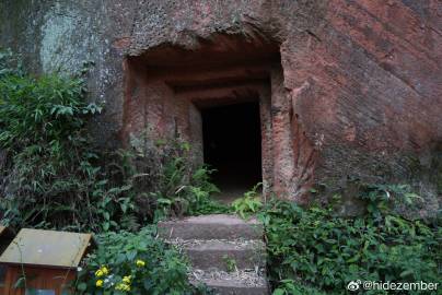 东汉崖墓，宜宾七个洞汉墓，在废弃的景区内