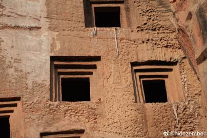 东汉崖墓，宜宾七个洞汉墓，在废弃的景区内